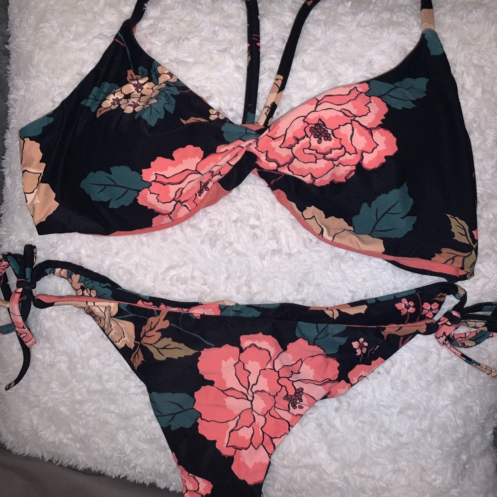 Billabong floral bikini